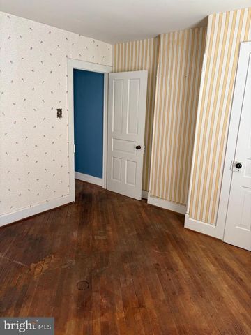 8 N LOCUST ST, Coal Township, PA 17866