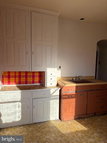 8 N LOCUST ST, Coal Township, PA 17866