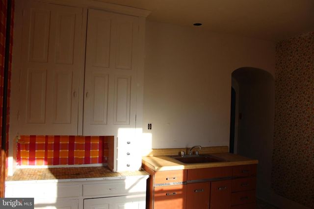 8 N LOCUST ST, Coal Township, PA 17866