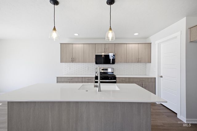 6617 W Plateau Creek Dr, Meridian, ID 83646