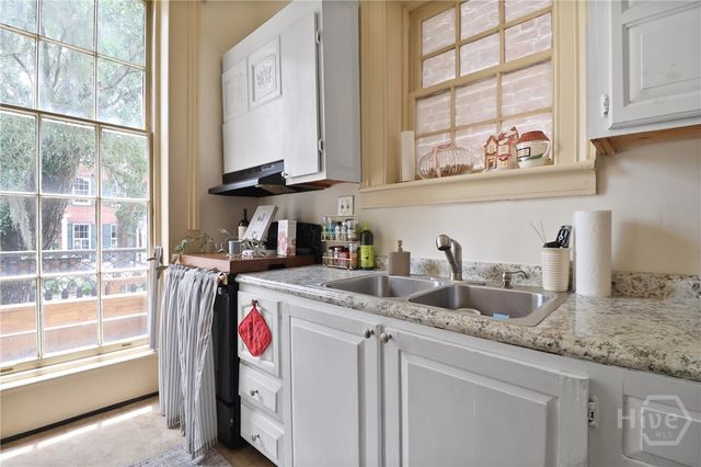 24 E Jones Street, Savannah, GA 31401