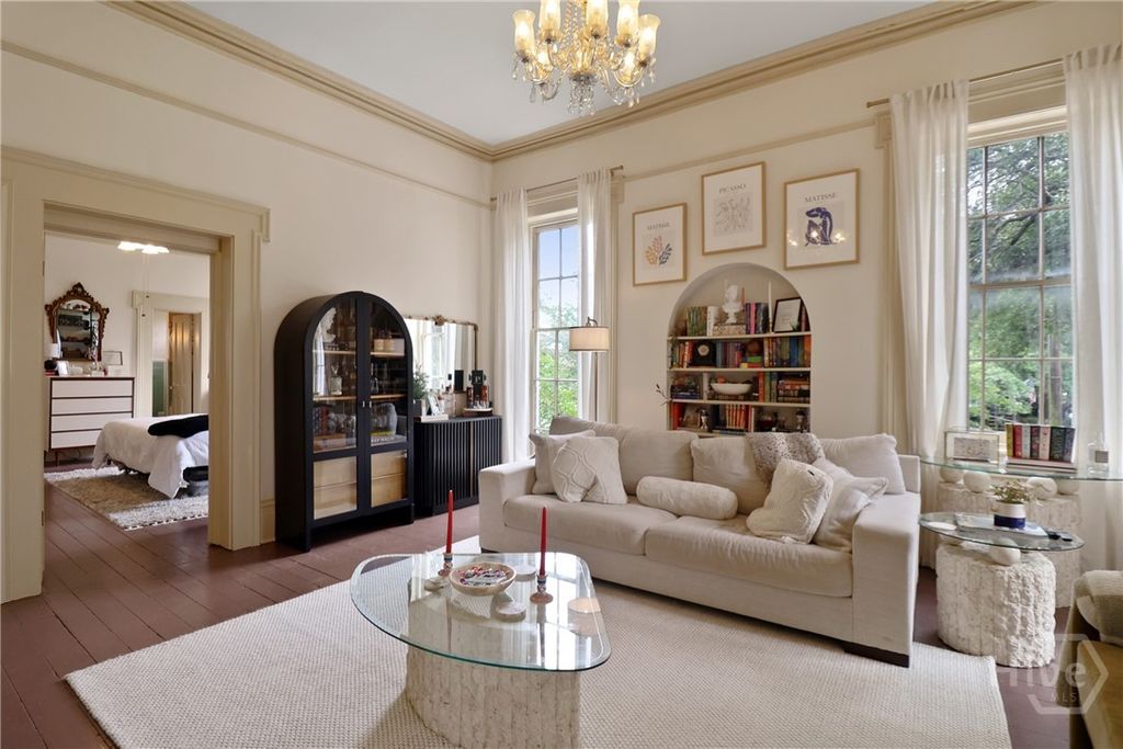 Image 14 of property listing at 24 E Jones Street, Savannah, GA 31401