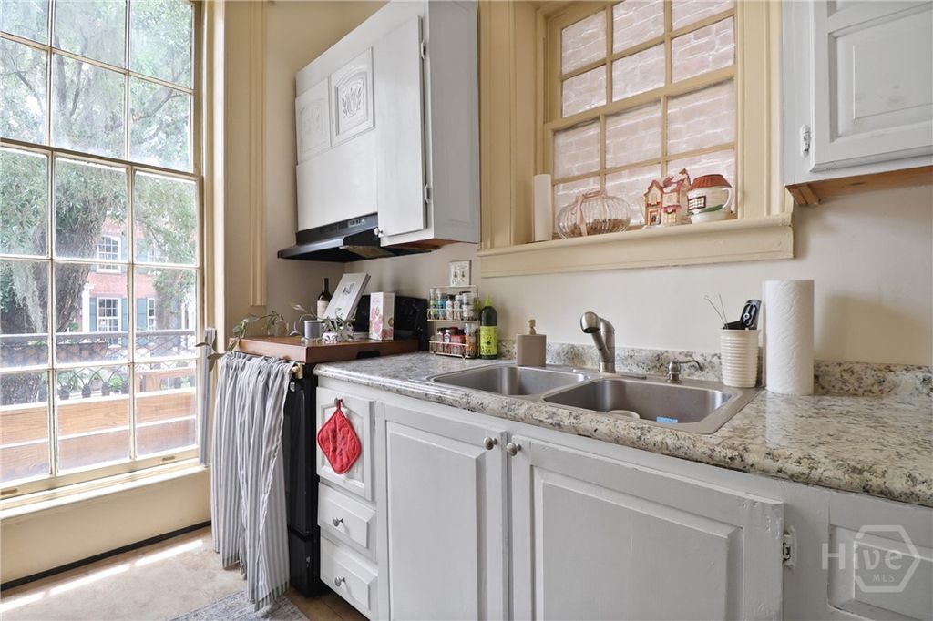 Image 17 of property listing at 24 E Jones Street, Savannah, GA 31401