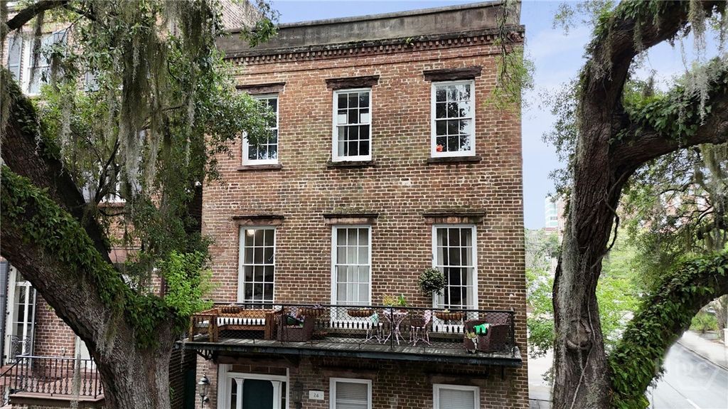 Image 2 of property listing at 24 E Jones Street, Savannah, GA 31401