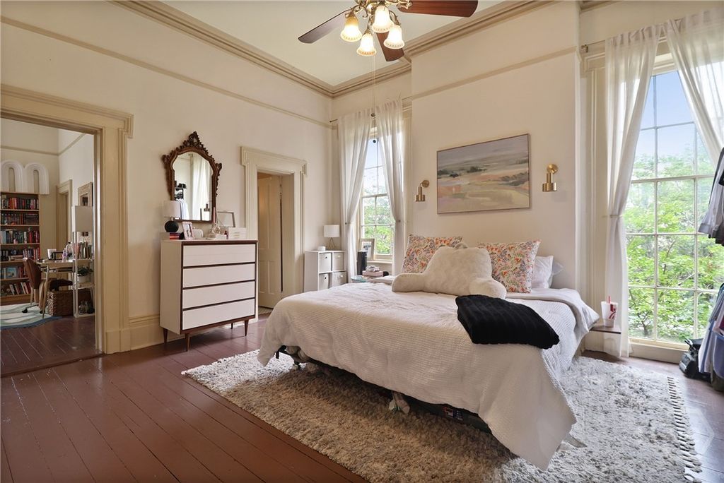 Image 20 of property listing at 24 E Jones Street, Savannah, GA 31401