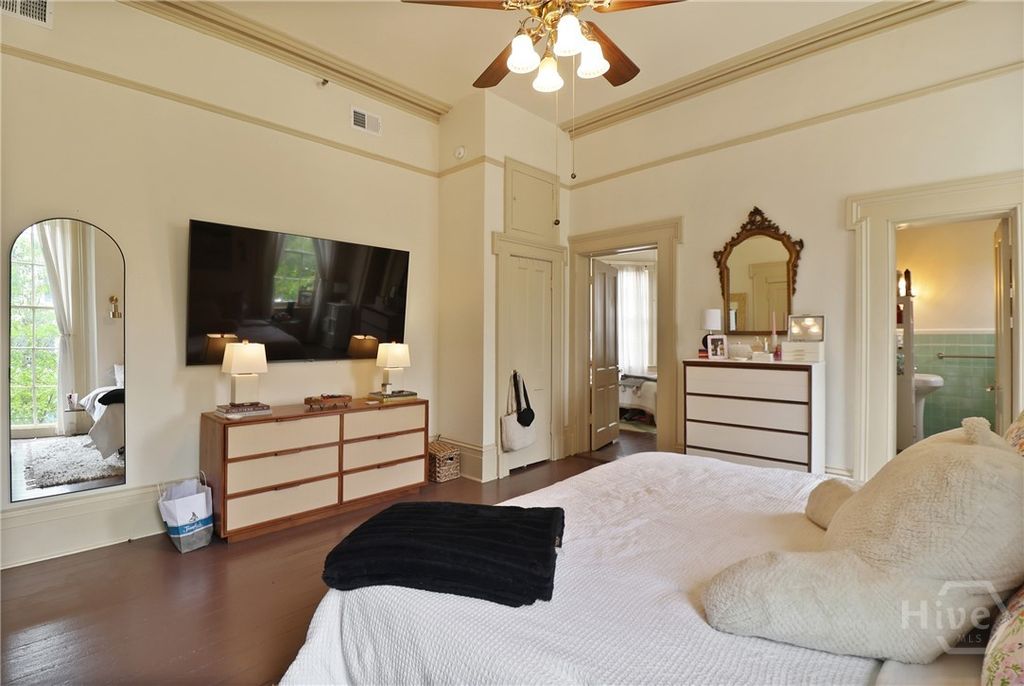 Image 23 of property listing at 24 E Jones Street, Savannah, GA 31401