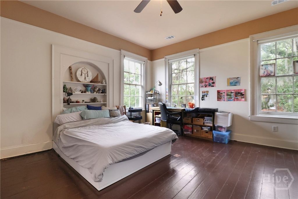 Image 28 of property listing at 24 E Jones Street, Savannah, GA 31401
