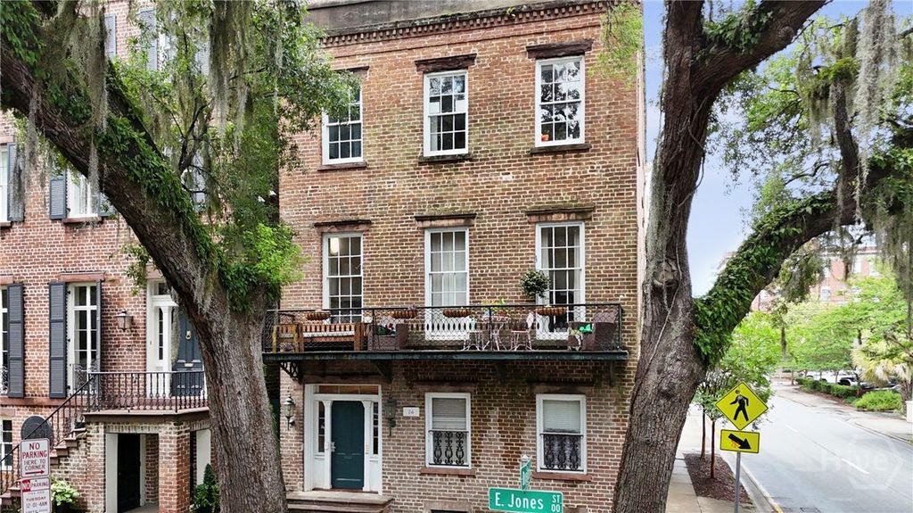 Image 3 of property listing at 24 E Jones Street, Savannah, GA 31401