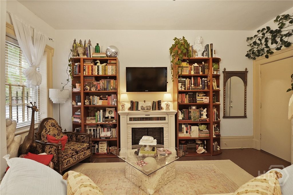 Image 38 of property listing at 24 E Jones Street, Savannah, GA 31401