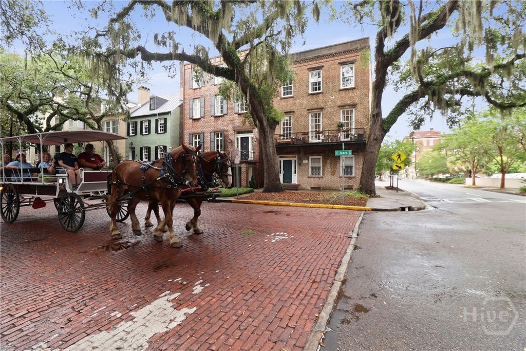 Image 6 of property listing at 24 E Jones Street, Savannah, GA 31401