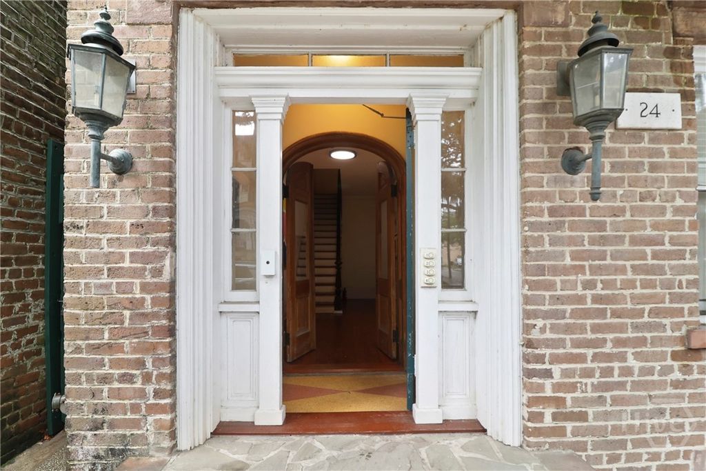 Image 8 of property listing at 24 E Jones Street, Savannah, GA 31401