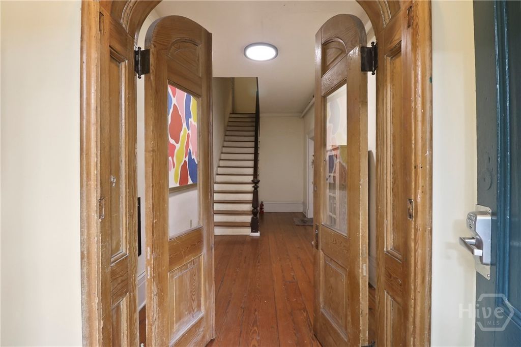 Image 9 of property listing at 24 E Jones Street, Savannah, GA 31401