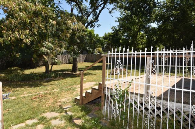215 E 11th Street, Bonham, TX 75418