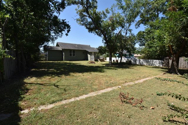 215 E 11th Street, Bonham, TX 75418