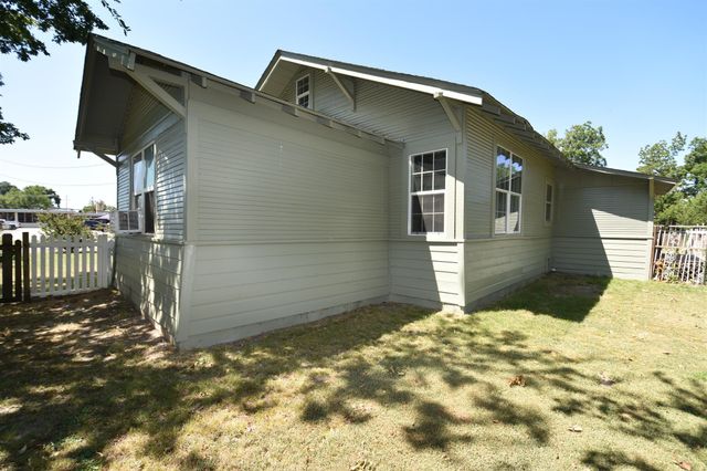 215 E 11th Street, Bonham, TX 75418
