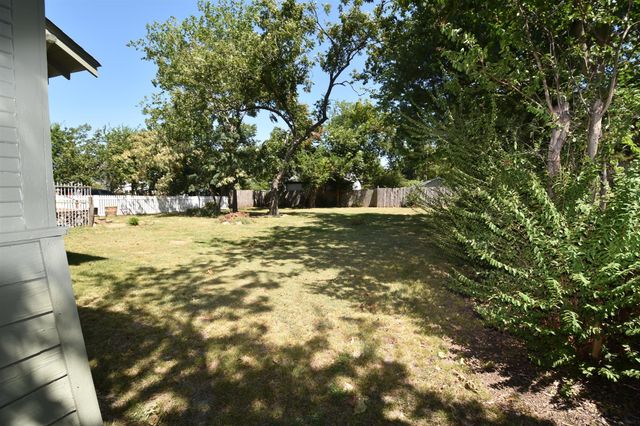 215 E 11th Street, Bonham, TX 75418