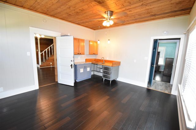 215 E 11th Street, Bonham, TX 75418