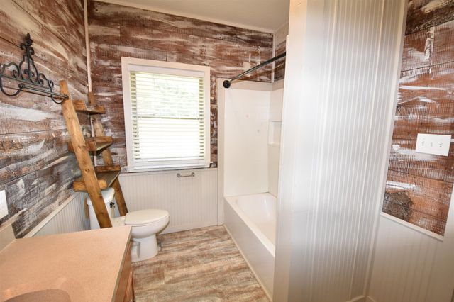 215 E 11th Street, Bonham, TX 75418