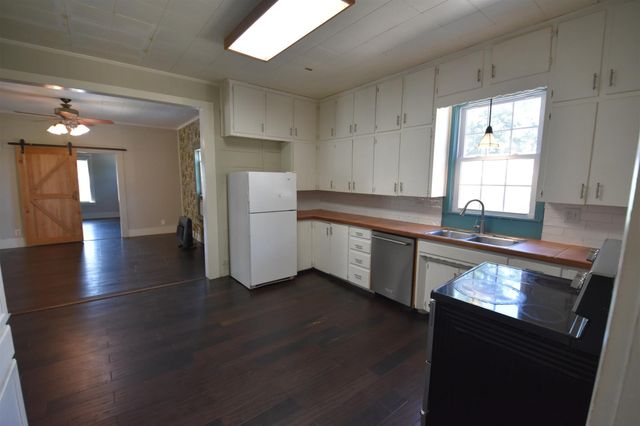 215 E 11th Street, Bonham, TX 75418
