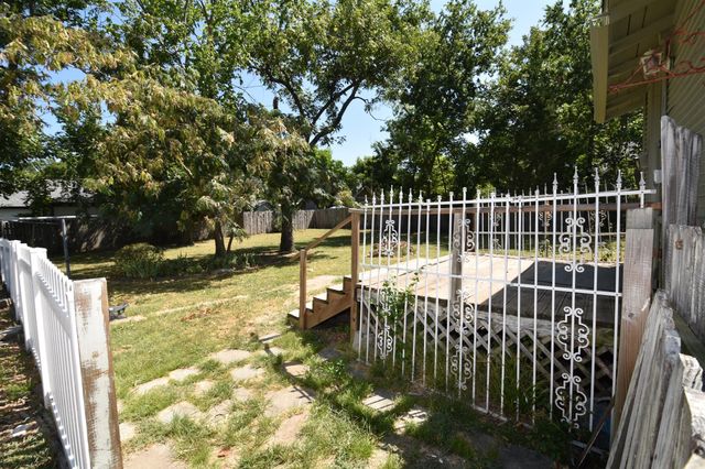 215 E 11th Street, Bonham, TX 75418