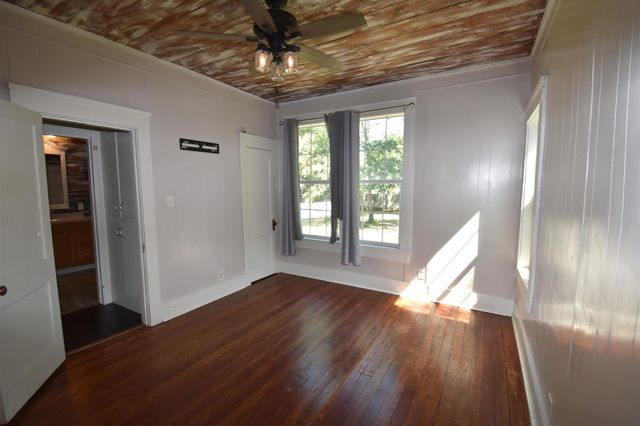 215 E 11th Street, Bonham, TX 75418