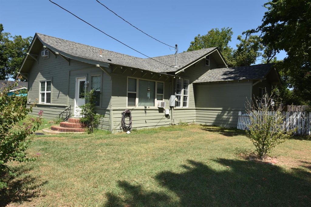 215 E 11th Street, Bonham, TX 75418