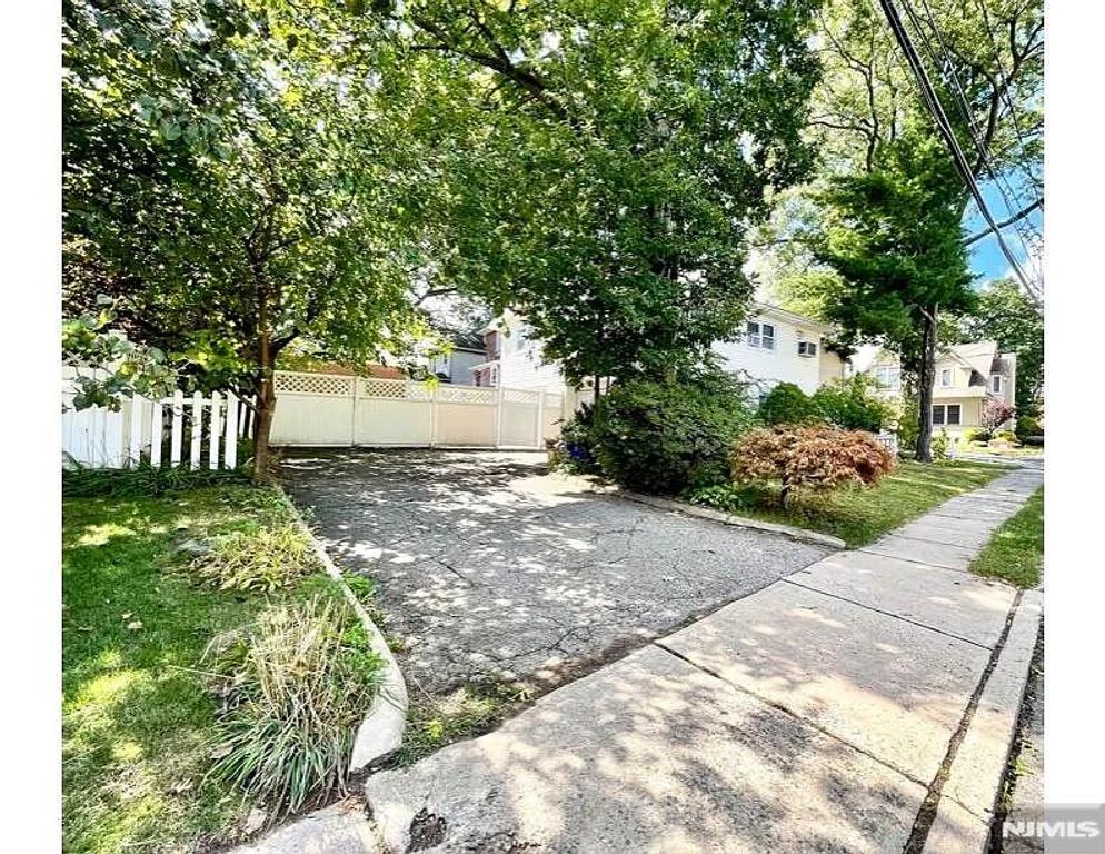 1038 Kingsland Lane, Fort Lee, NJ 07024
