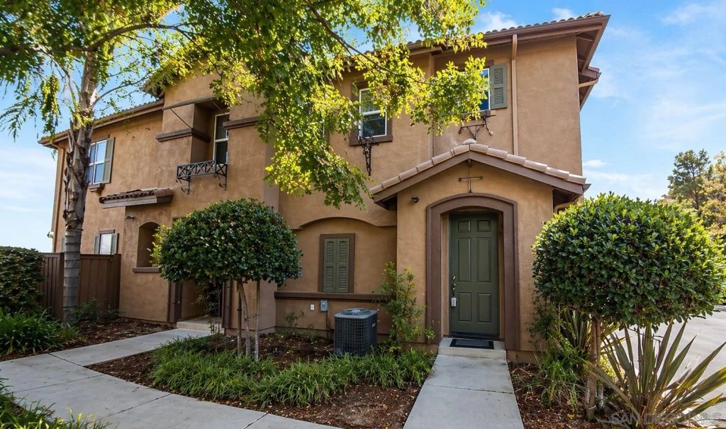 425 S Meadowbrook Dr 124, San Diego, CA 92114