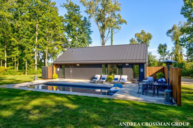 6346 Riverside Road, Fennville, MI 49408