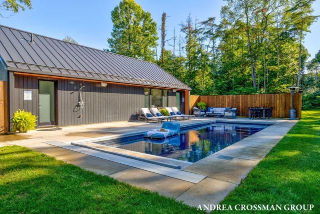 6346 Riverside Road, Fennville, MI 49408