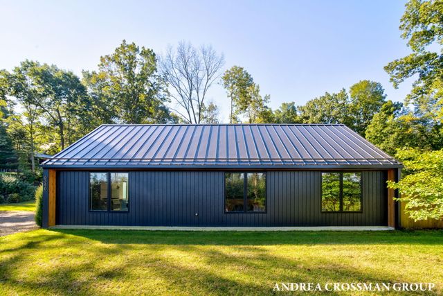 6346 Riverside Road, Fennville, MI 49408