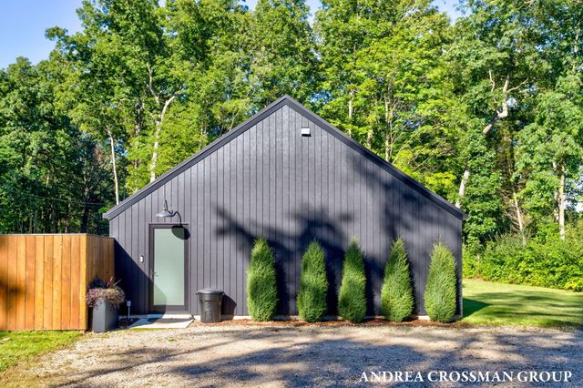 6346 Riverside Road, Fennville, MI 49408