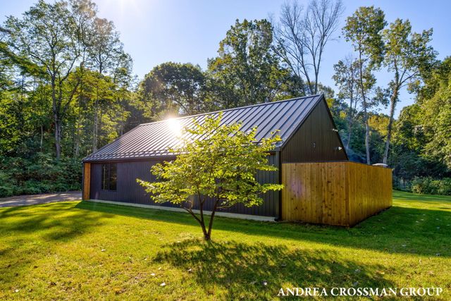 6346 Riverside Road, Fennville, MI 49408