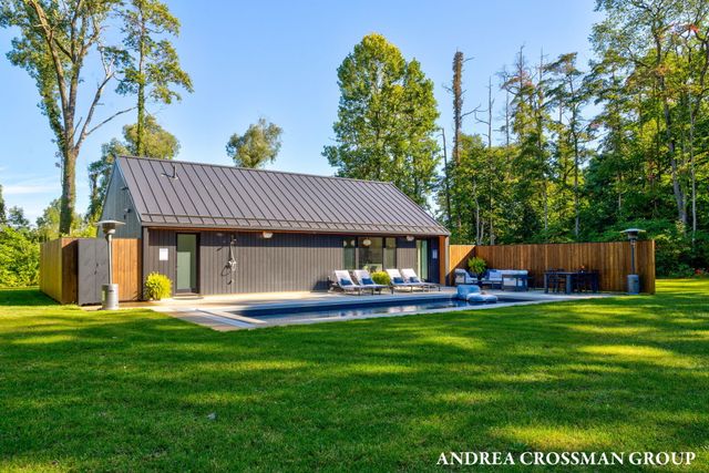 6346 Riverside Road, Fennville, MI 49408