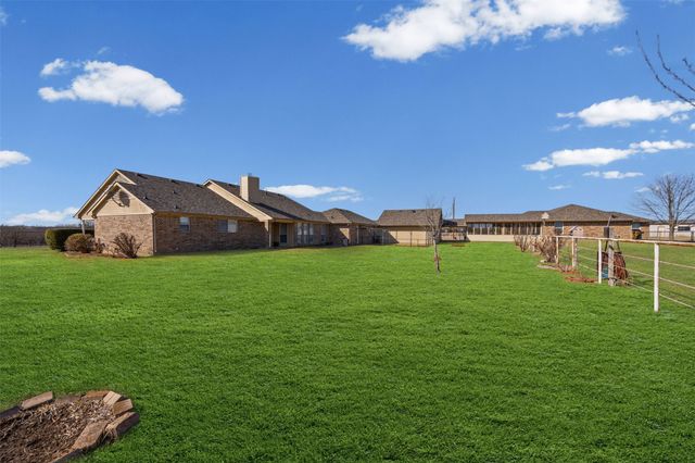 1043 Bells Chapel Road, Pecan Hill, TX 75165