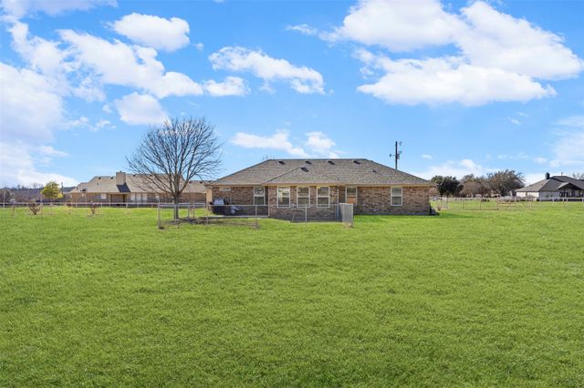 1043 Bells Chapel Road, Pecan Hill, TX 75165