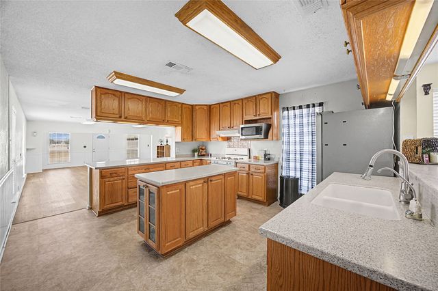 1043 Bells Chapel Road, Pecan Hill, TX 75165