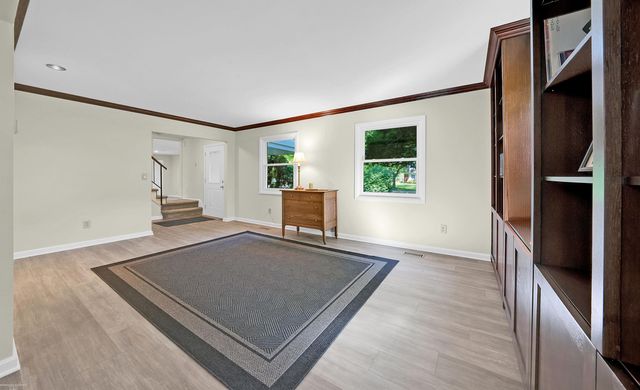 2700 Renshaw Drive, Troy, MI 48085