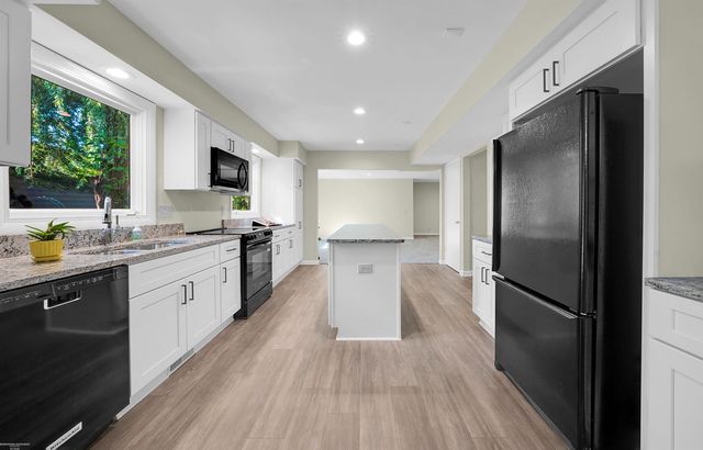 2700 Renshaw Drive, Troy, MI 48085