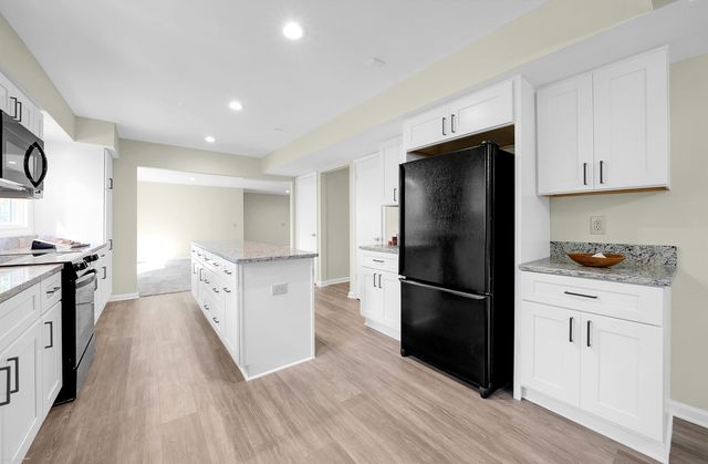 2700 Renshaw Drive, Troy, MI 48085