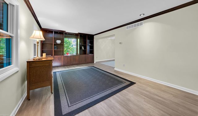 2700 Renshaw Drive, Troy, MI 48085