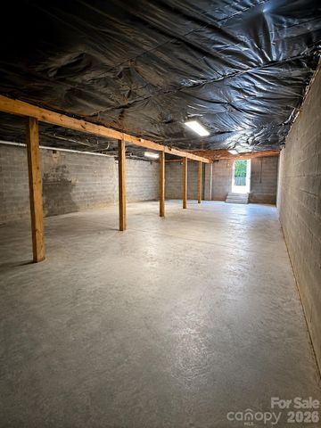 51 Kay Thomas Drive, Hendersonville, NC 28792