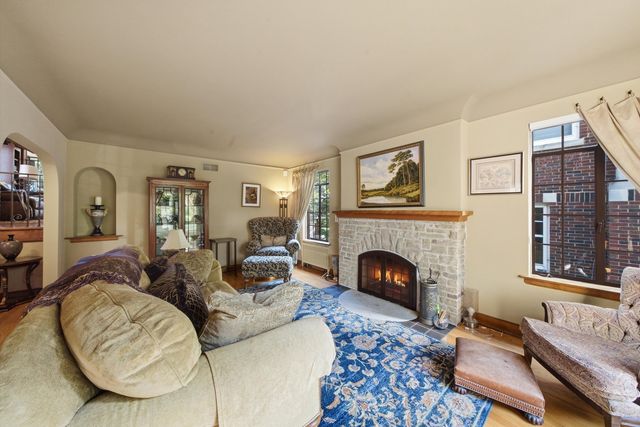 327 Selborne Road, Riverside, IL 60546