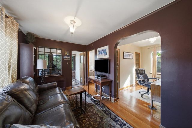 327 Selborne Road, Riverside, IL 60546