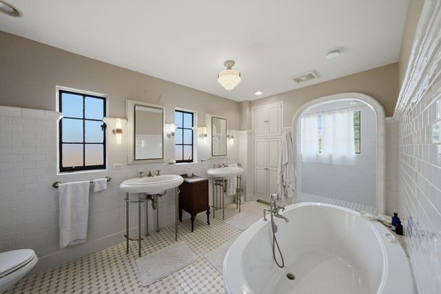 327 Selborne Road, Riverside, IL 60546