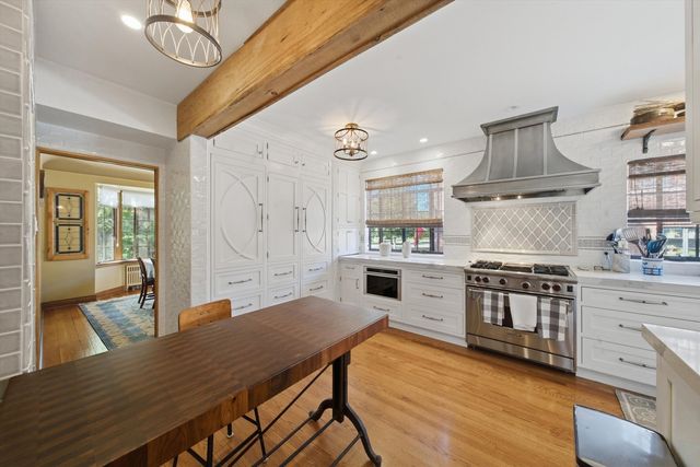 327 Selborne Road, Riverside, IL 60546