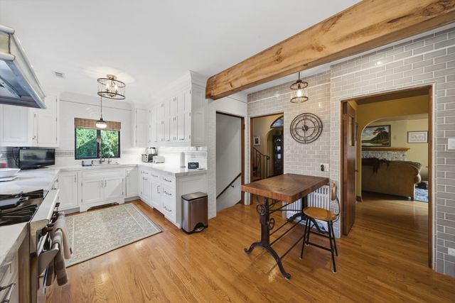 327 Selborne Road, Riverside, IL 60546