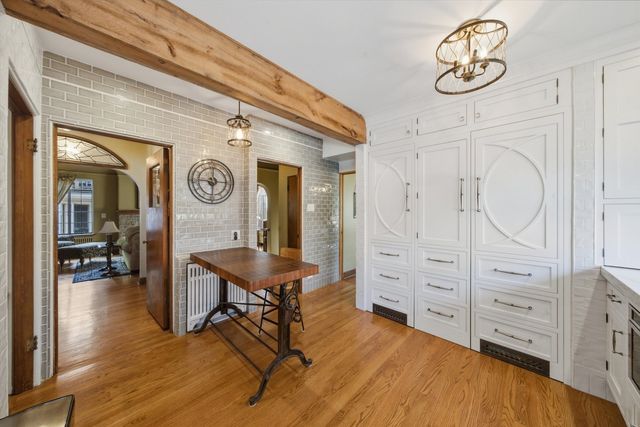 327 Selborne Road, Riverside, IL 60546