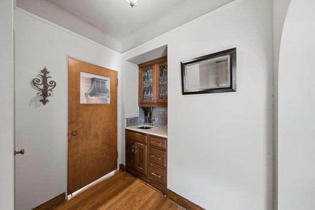 327 Selborne Road, Riverside, IL 60546