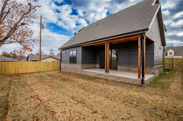 2327 W Seminole Drive, Rogers, AR 72758